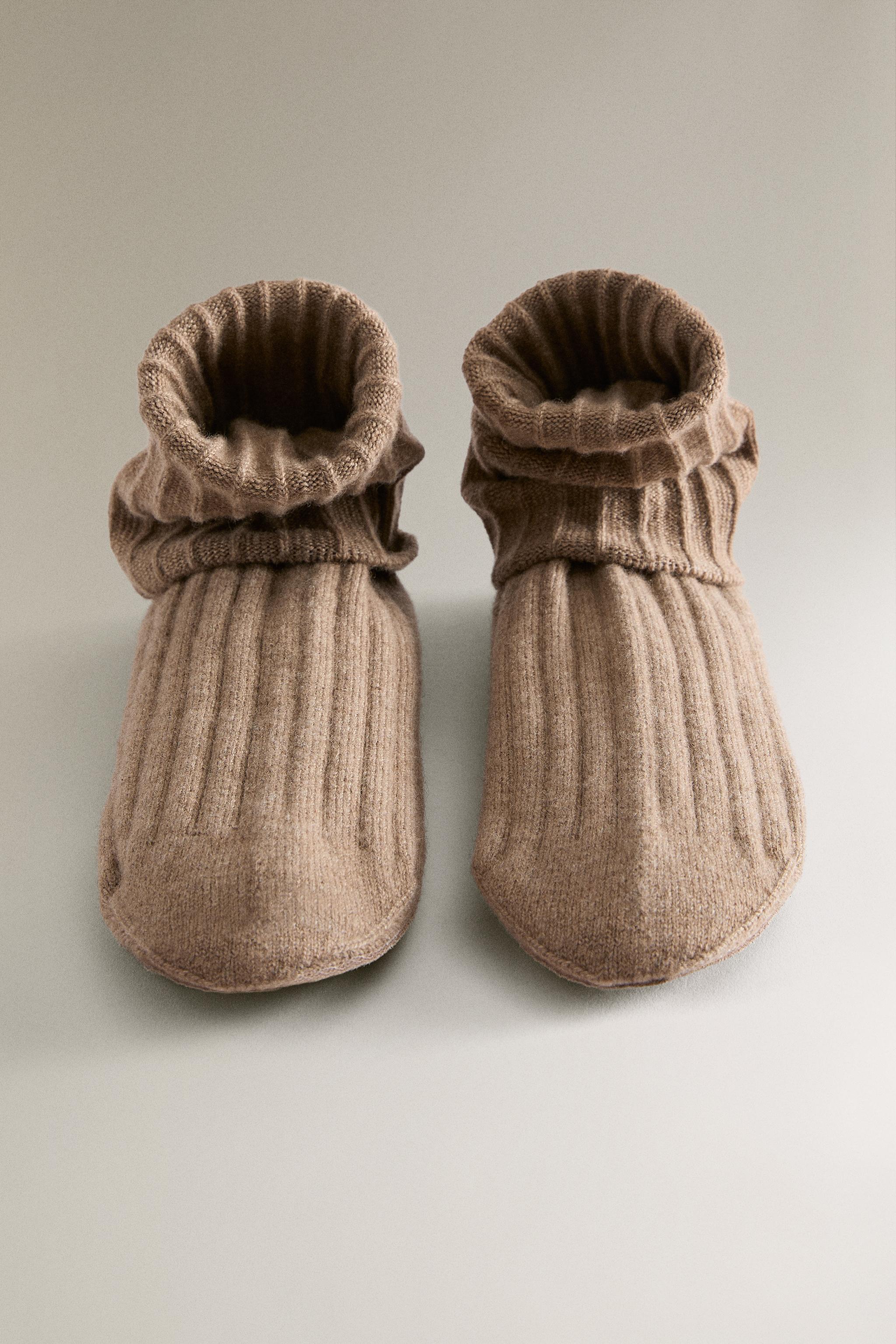 CASHMERE SOCKS WITH LEATHER SOLE